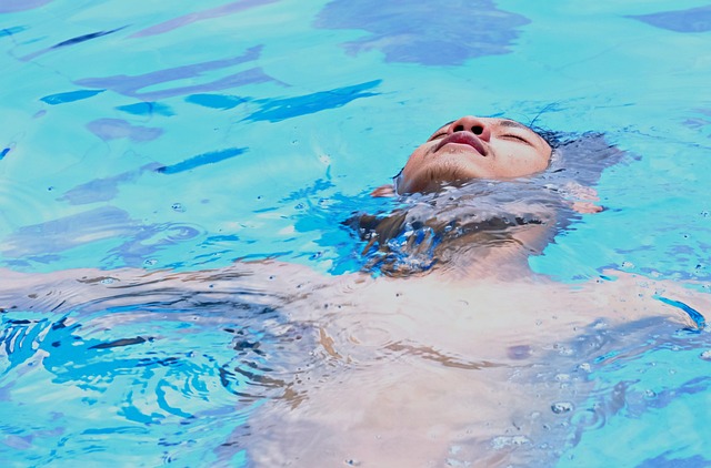 Abychom se u bazénu nenudili